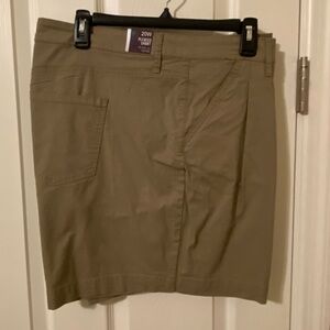 NWT, Gloria Vanderbilt pleated Shorts, 20W
